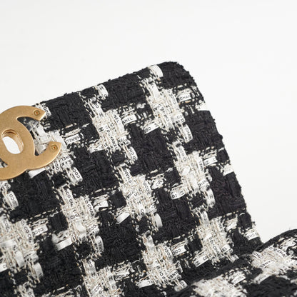 Chanel 19 Tweed Medium 2020