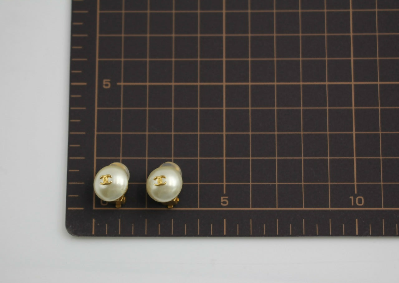 Chanel Vintage 95A Faux Pearl White Round Clip-on Earrings