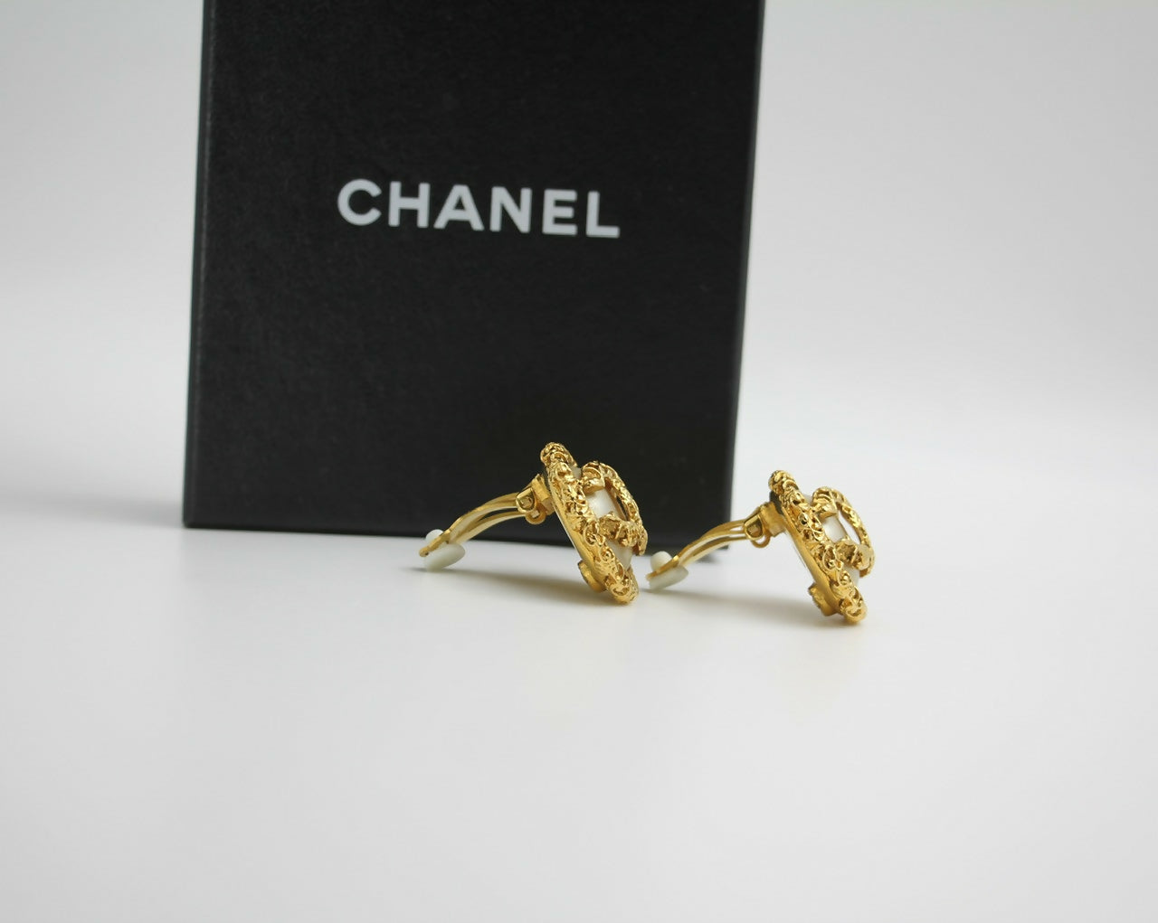Chanel Vintage 93A White Lava Round Clip-on Earrings