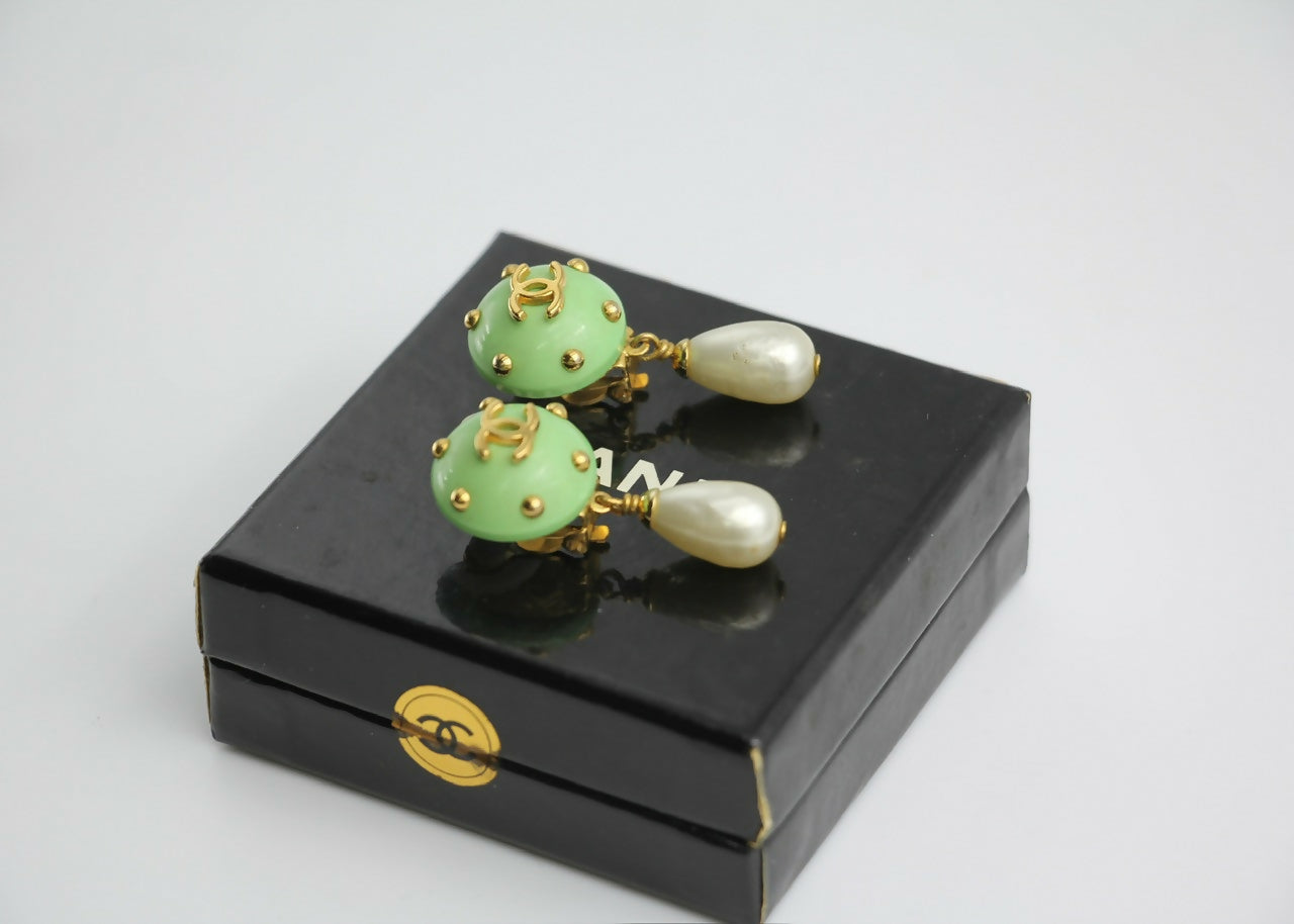 Chanel Vintage 96C Resin Green Dot Imitation Pearl Dangle Clip-on Earrings