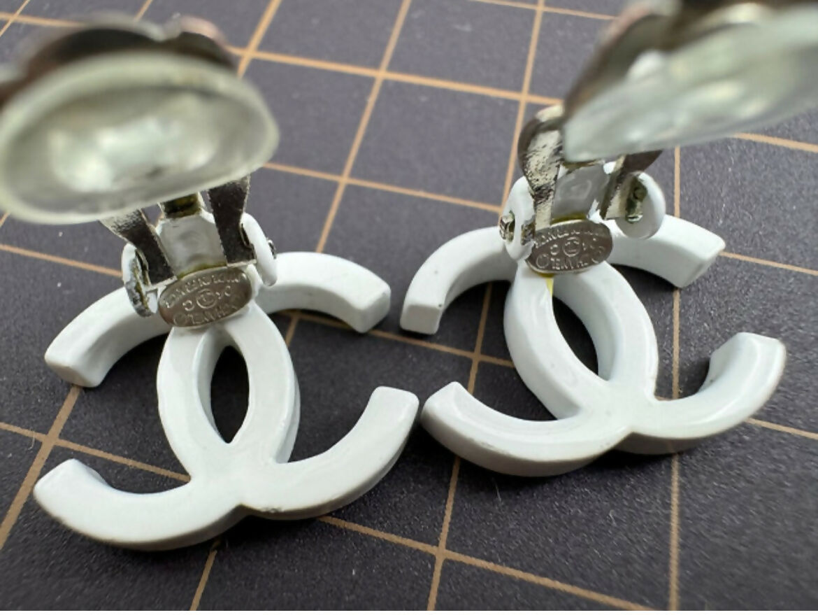 Chanel Vintage 04C Resin All-White Simple Style Clip-on Earrings