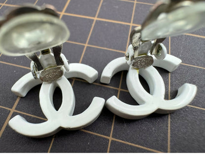 Chanel Vintage 04C Resin All-White Simple Style Clip-on Earrings