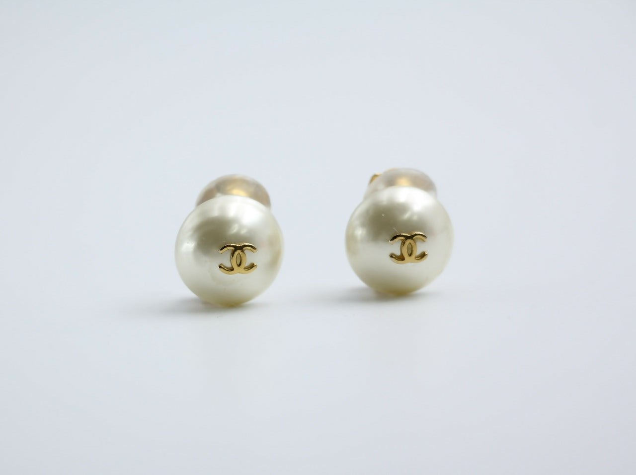 Chanel Vintage 95A Faux Pearl White Round Clip-on Earrings