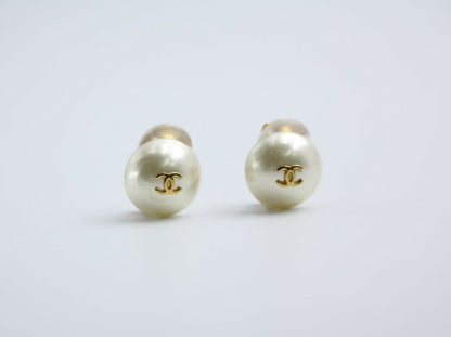 Chanel Vintage 95A Faux Pearl White Round Clip-on Earrings