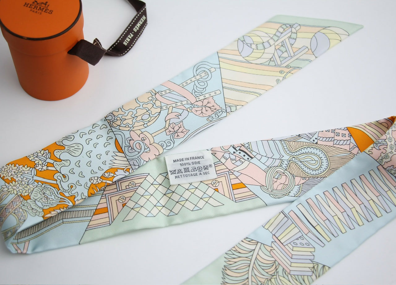 Hermes De l'Ombrelle aux Silk Twilly Pale Pink Sky Orange