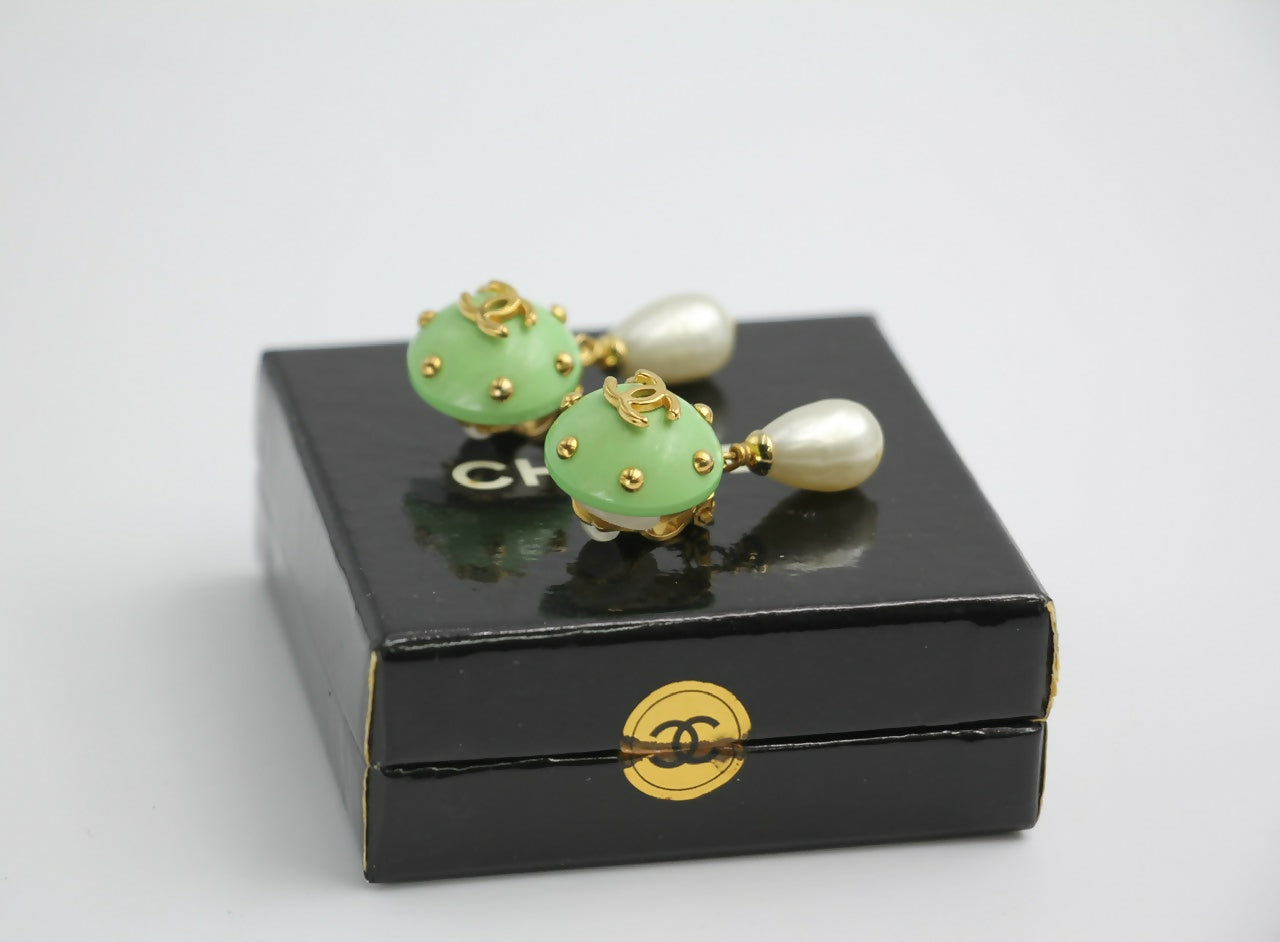 Chanel Vintage 96C Resin Green Dot Imitation Pearl Dangle Clip-on Earrings