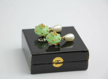 Chanel Vintage 96C Resin Green Dot Imitation Pearl Dangle Clip-on Earrings