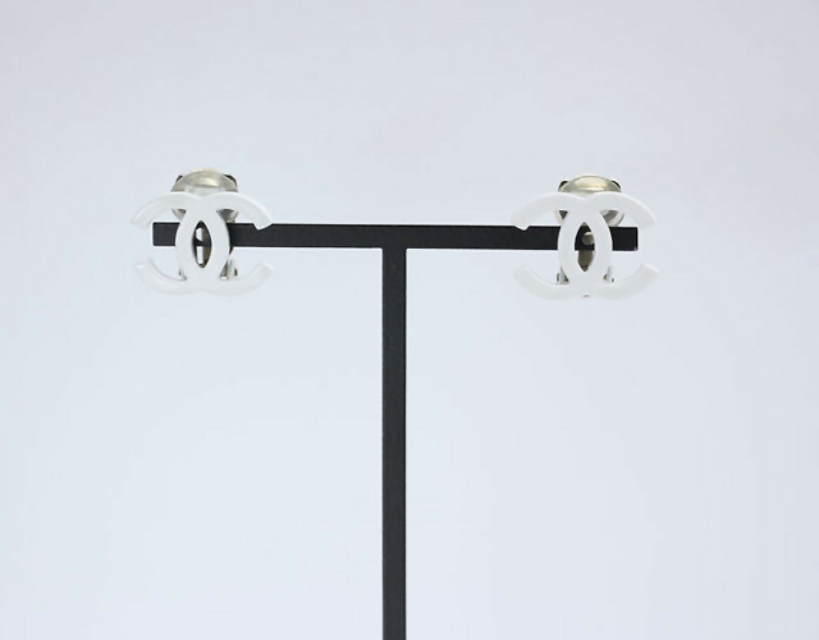 Chanel Vintage 04C Resin All-White Simple Style Clip-on Earrings