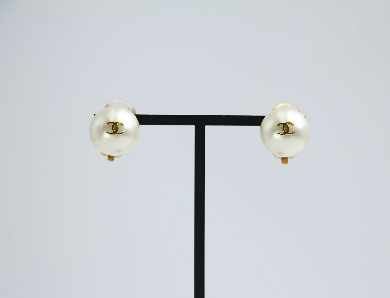 Chanel Vintage 95A Faux Pearl White Round Clip-on Earrings
