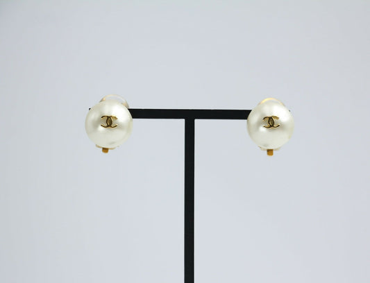 Chanel Vintage 95A Faux Pearl White Round Clip-on Earrings