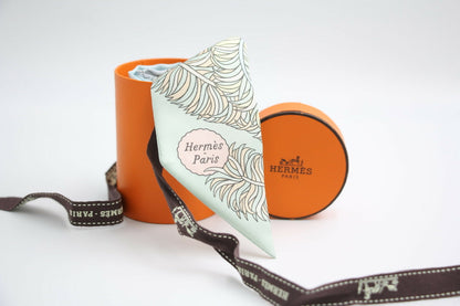 Hermes De l'Ombrelle aux Silk Twilly Pale Pink Sky Orange