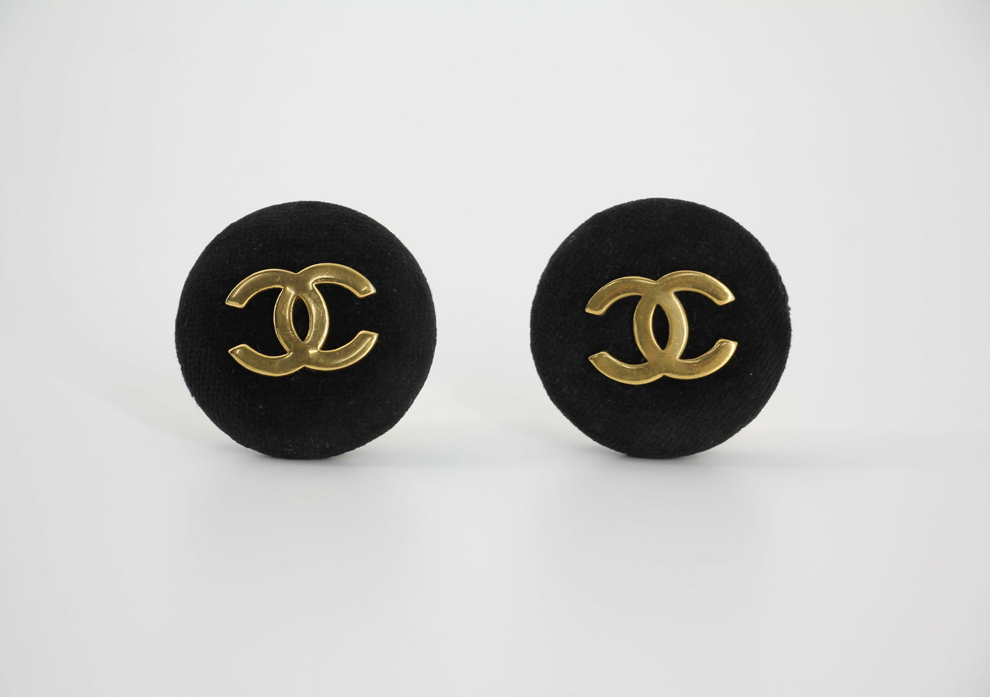 Chanel Vintage 1986-92 Black Velvet Round Clip-on Earrings