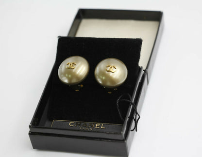 Chanel Vintage 1989 Imitation Pearl Gray Gold Brown Mixed Colour Round Clip-on Earrings