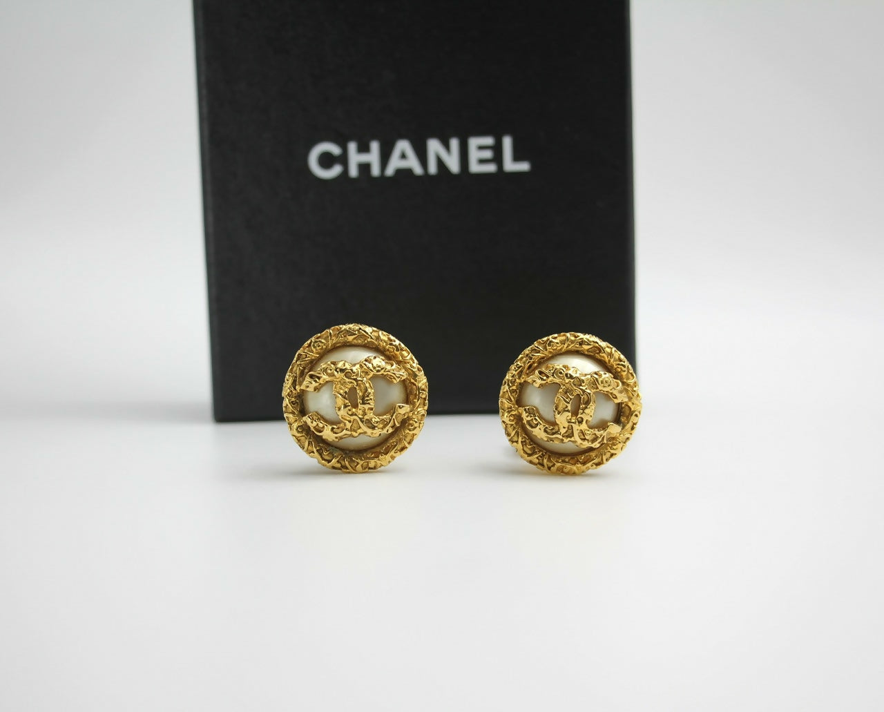 Chanel Vintage 93A White Lava Round Clip-on Earrings