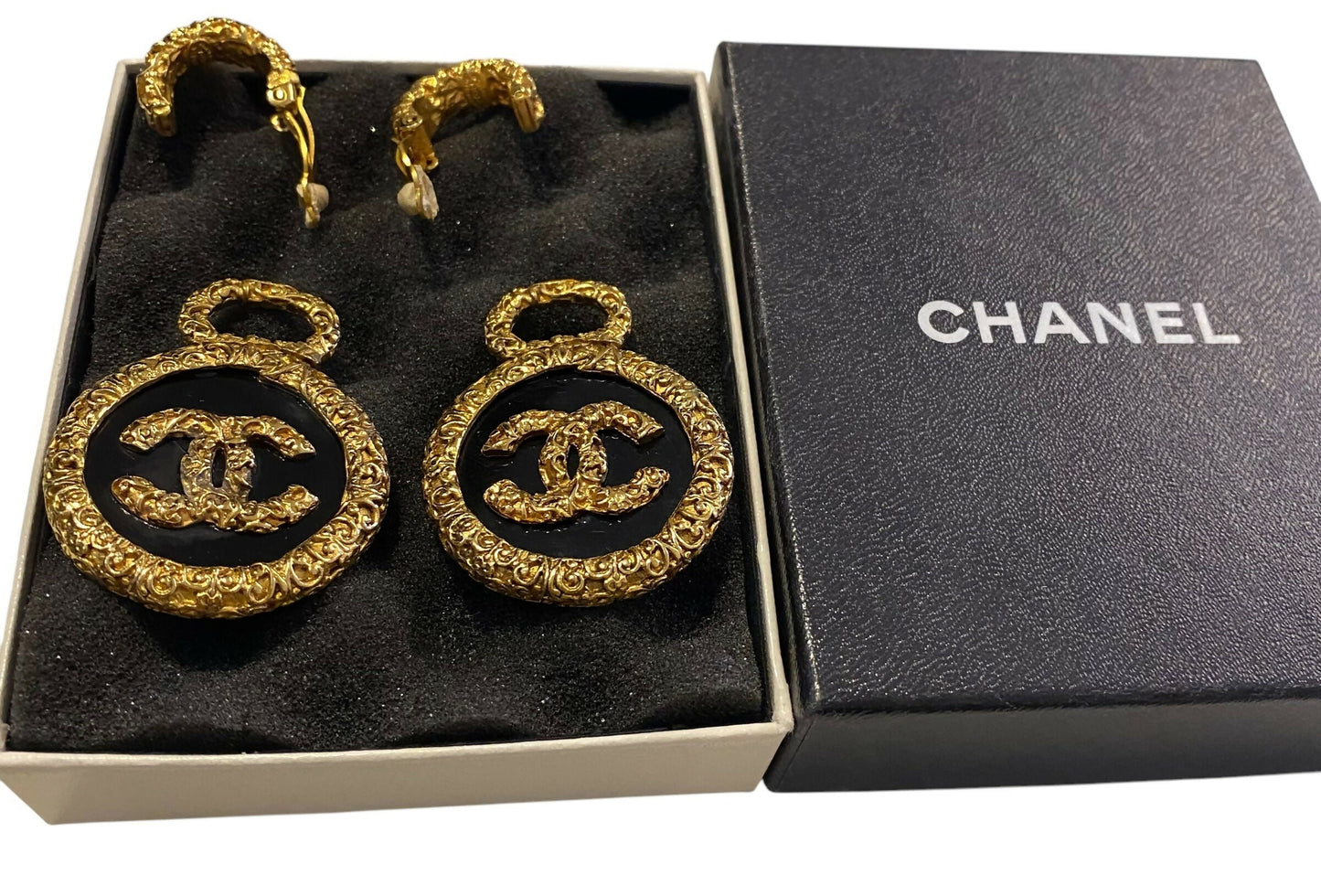 Chanel 93A Large Gold Metal Black Onyx Medallion CC Florentine Bracelet & Earrings SET