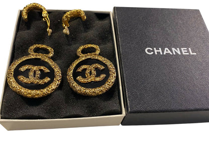 Chanel 93A Large Gold Metal Black Onyx Medallion CC Florentine Bracelet & Earrings SET