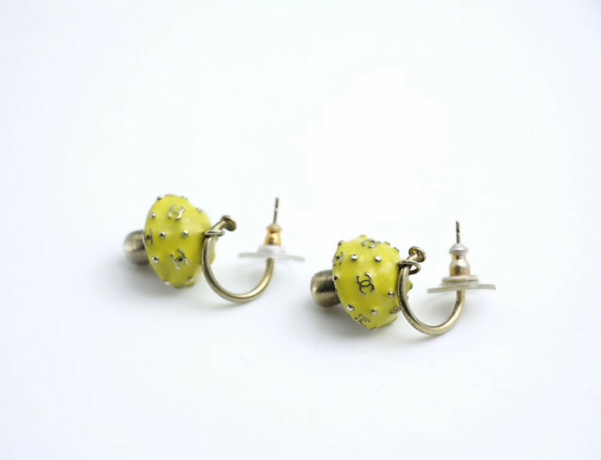 Chanel Vintage 03S Metal Yellow Mushroom Grain Hoop Stud Earrings