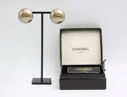Chanel Vintage 1989 Imitation Pearl Gray Gold Brown Mixed Colour Round Clip-on Earrings