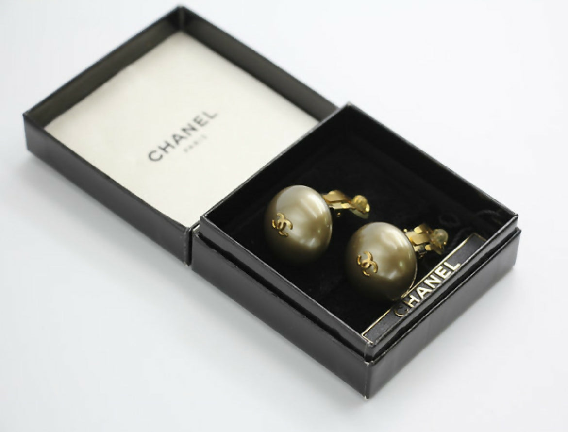 Chanel Vintage 1989 Imitation Pearl Gray Gold Brown Mixed Colour Round Clip-on Earrings