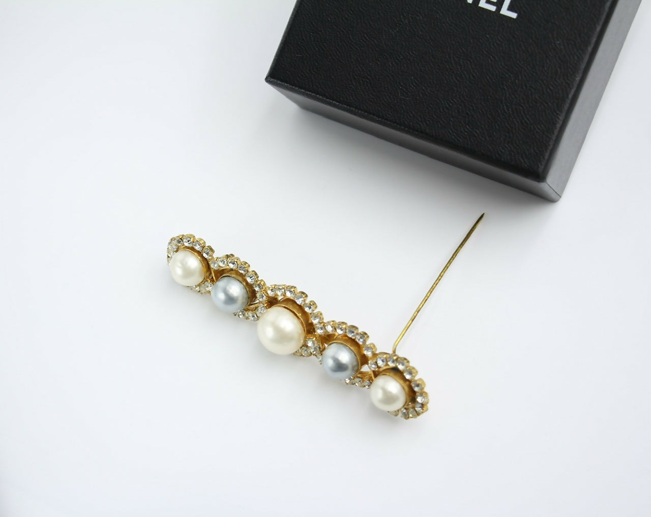 Chanel Vintage 1971-80 Rhinestone & Imitation Pearl Gray Hairpin