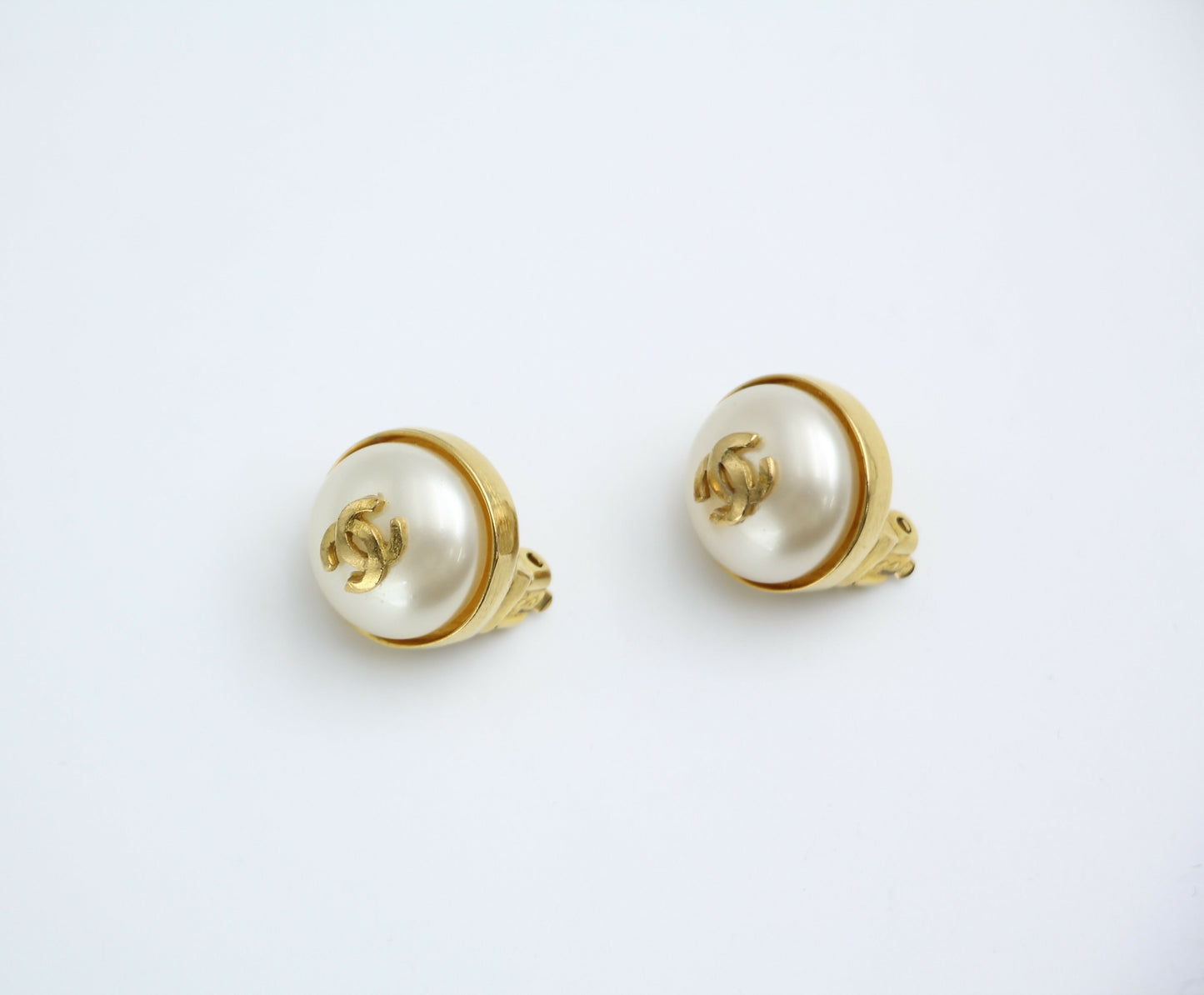Chanel Vintage 97P Gold-plated & Imitation Pearl Gold Hoop Round Earrings