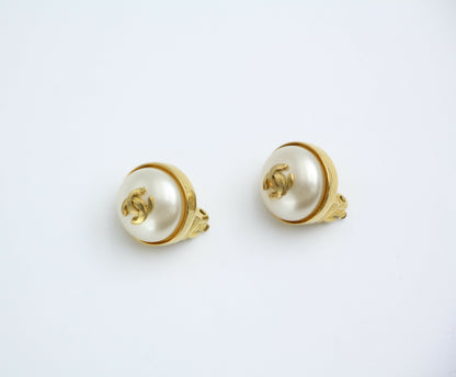 Chanel Vintage 97P Gold-plated & Imitation Pearl Gold Hoop Round Earrings