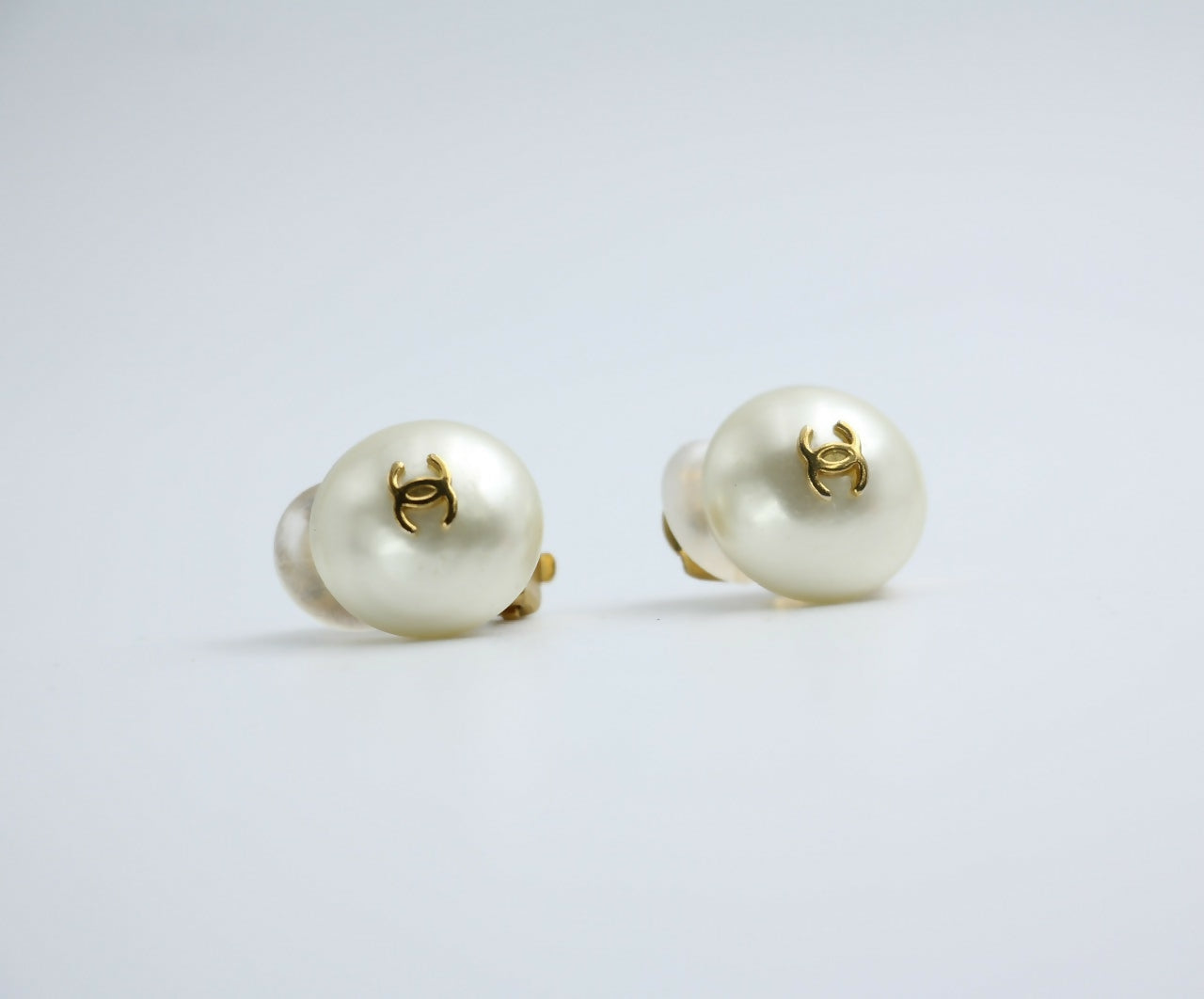 Chanel Vintage 95A Faux Pearl White Round Clip-on Earrings