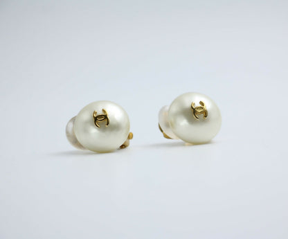 Chanel Vintage 95A Faux Pearl White Round Clip-on Earrings