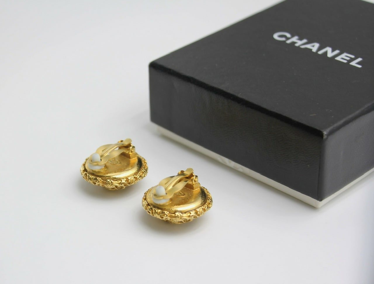 Chanel Vintage 93A White Lava Round Clip-on Earrings