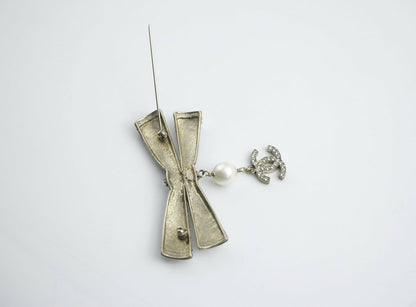 Chanel Vintage 06P Metal Imitation Pearl Bow Brooch