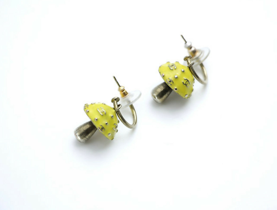 Chanel Vintage 03S Metal Yellow Mushroom Grain Hoop Stud Earrings